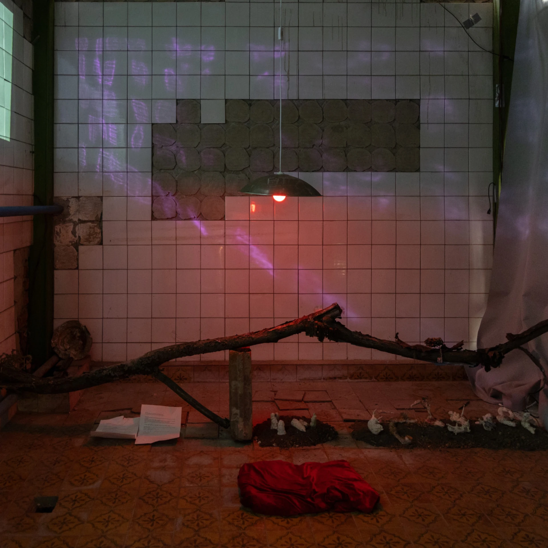 Ansicht des Projekts “...and what else do I know to
say?” von ihrer Künstler:innengruppe “Nemozhlyvo povtoryty”, kuratiert von Max Robotov