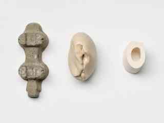Sarah Lüdemann (Beauham), *The building body I*, 2024, Betonguss, Ton, Knochen