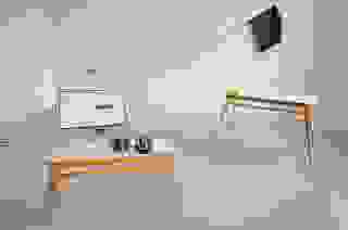 Henrik Nieratschker, *Geschichtung2: Black Flags*, Video Installation, 2024. Foto: Henning Frommeyer