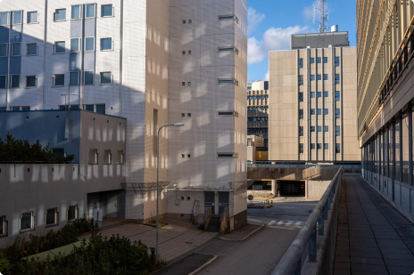 Anne Krönker. Note light guidance, Pasila, Helsinki, FI, 01.10.2022: On the left you can see how clouds rise diagonally to the house spots. Photo: Anne Krönker