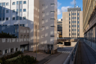 Anne Krönker. Notiz Lichtführung, Pasila, Helsinki, FI, 01.10.2022: Links sehen Sie, wie Wolken diagonal zu den Hausspots aufsteigen. Foto: Anne Krönker