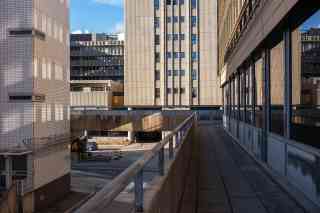 Anne Krönker. Notiz Lichtführung, Pasila, Helsinki, FI, 01.10.2022: Links sehen Sie, wie Wolken diagonal zu den Hausspots aufsteigen. Foto: Anne Krönker