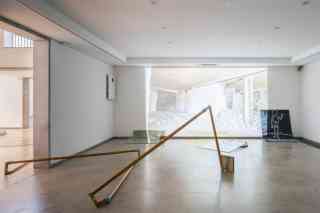 Aria Farajnezhad, Toppled from the Horizontal Axis, Installationsansicht, 2022. Foto: Ana Rodriguez