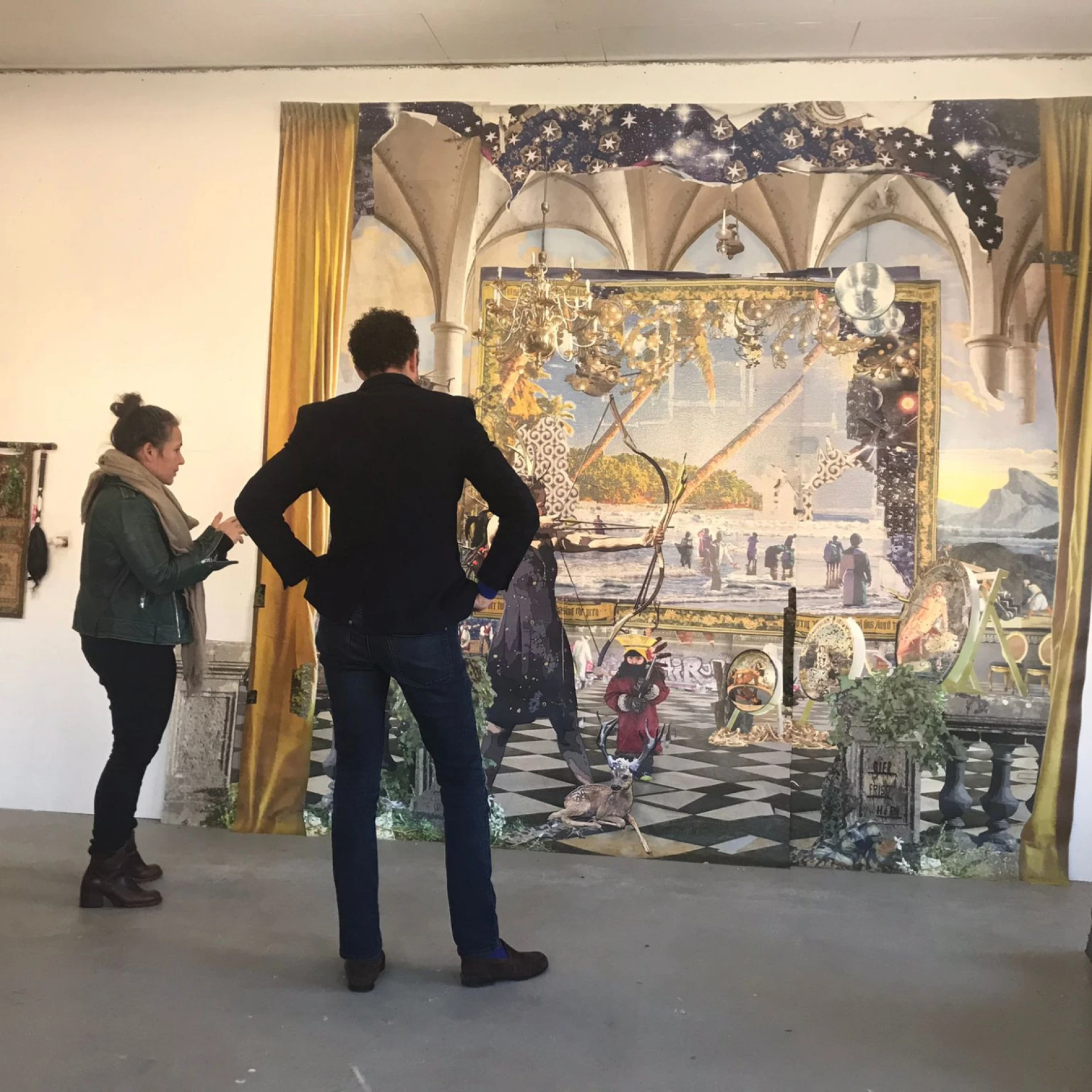 Curator Krist Gruithuijsen talks to the artist Patricia Lambertus. Photo: KH Bremen