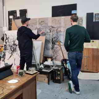 Artist Hannes Middelberg talks to curator Moritz Scheper. Photo: KH Bremen