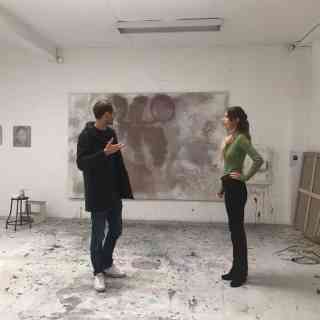 Moritz Scheper talks to the artist Sybille Springer. Photo: KH Bremen