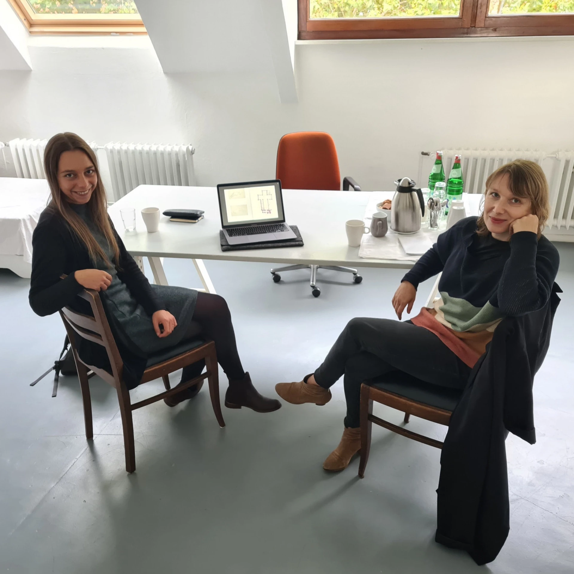 Artist Nora Olearius and Curator Nadia Lichtig in the guest studio  at Künstler:innenhauses. Photo: KH Bremen