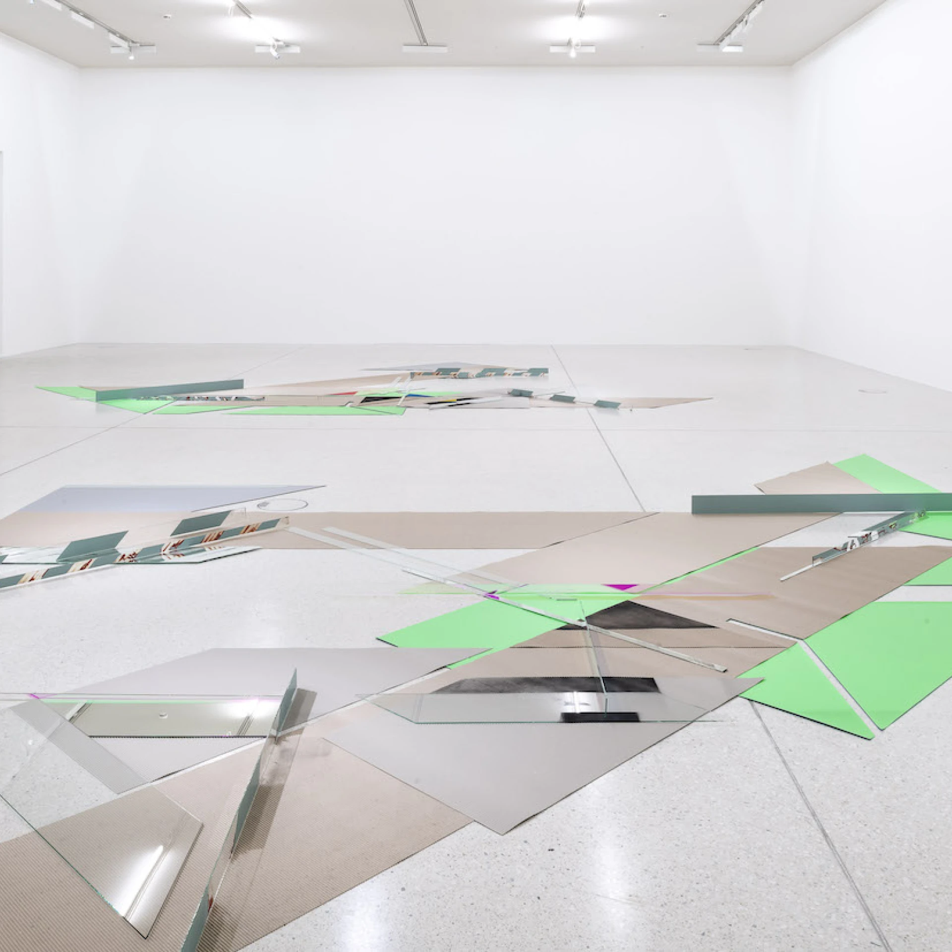 Dichroic-Folienbeschichtetes Glas, Glas, Kreidespray, Spiegel, Vinyl, Wellpappe, Grundfläche pro Form ca. 10 x 12 m, Installationsansichten Westfälischer Kunstverein, Münster
Fotos: Thorsten Arendt
Information

Fig. B sind zwei identische, aber zueinander um 45˚gedreht und 180˚ gespiegelte Formen, die mit je einer Grundfläche von ca. 10 x 12 m auf dem Boden liegen.