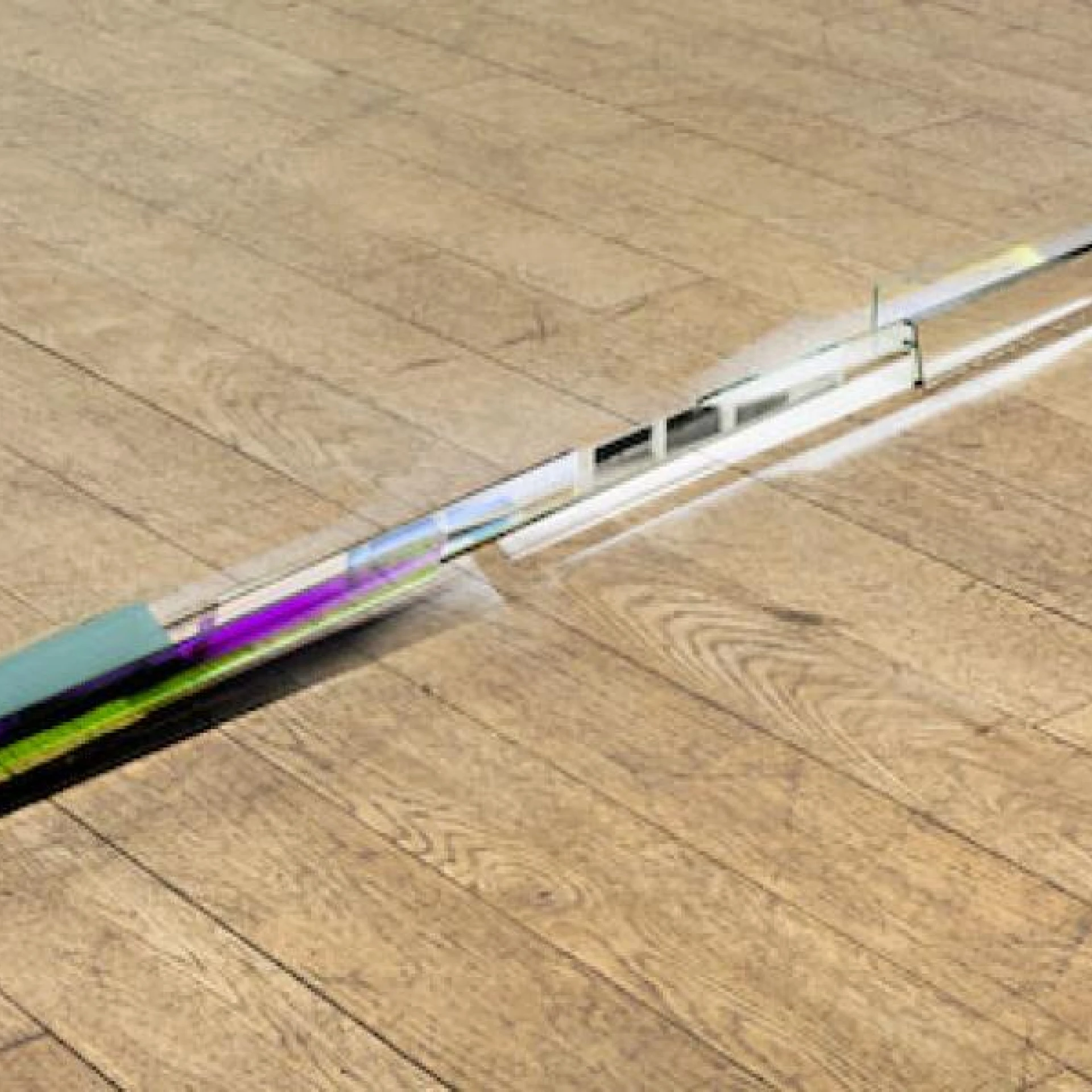 So präzise nah von Berührung entfernt, 2018
Dichroic-Folien-beschichtetes Glas, Glas, Kreidespray, Spiegel, H 7,5 x B 7,5 x L 800 cm, Installationsansichten Schloss Ringenberg, Rittersaal
Foto Raumtotale: Simon Vogel (mit Wandarbeit von Jonas Maas)