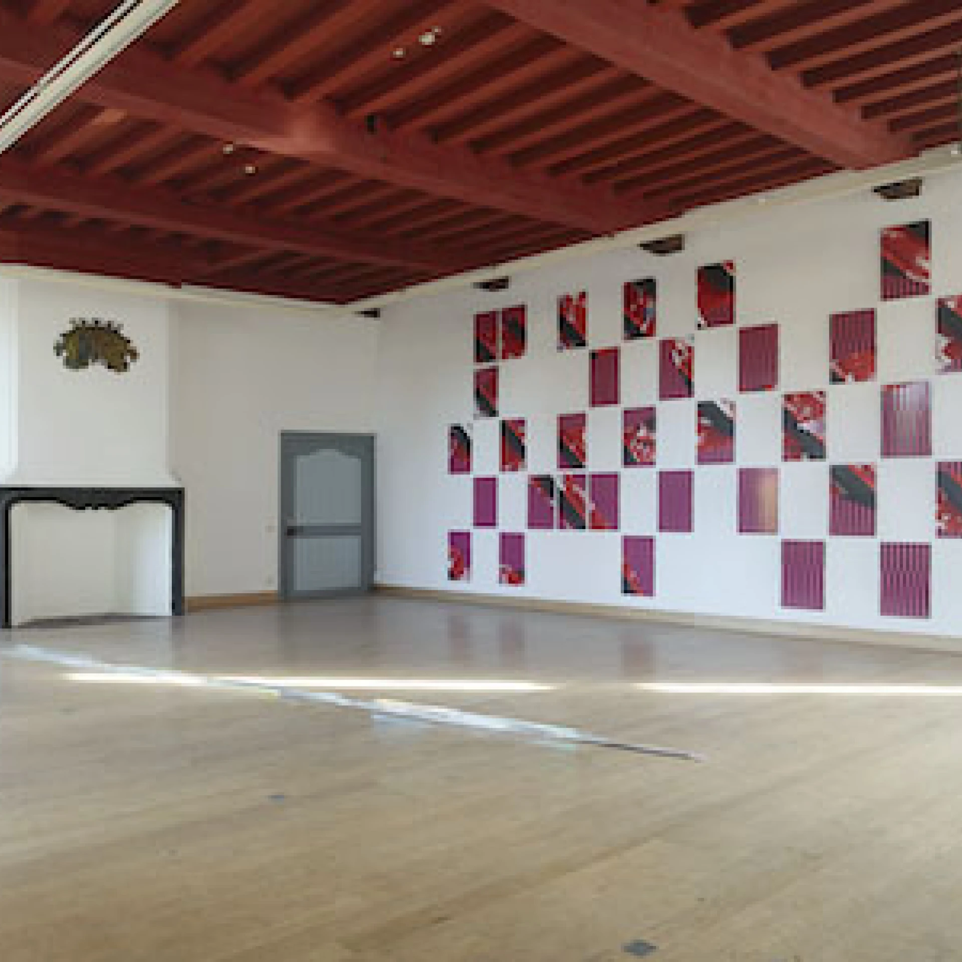 So präzise nah von Berührung entfernt, 2018
Dichroic-Folien-beschichtetes Glas, Glas, Kreidespray, Spiegel, H 7,5 x B 7,5 x L 800 cm, Installationsansichten Schloss Ringenberg, Rittersaal
Foto Raumtotale: Simon Vogel (mit Wandarbeit von Jonas Maas)