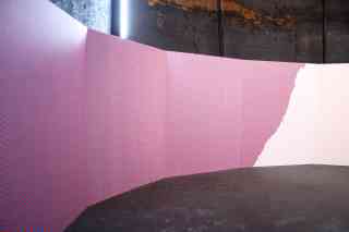 Installation im Gasometer, 2021, 250 x 2600 cm, Tape auf Stellwänden, Museum Modern Art, Hünfeld