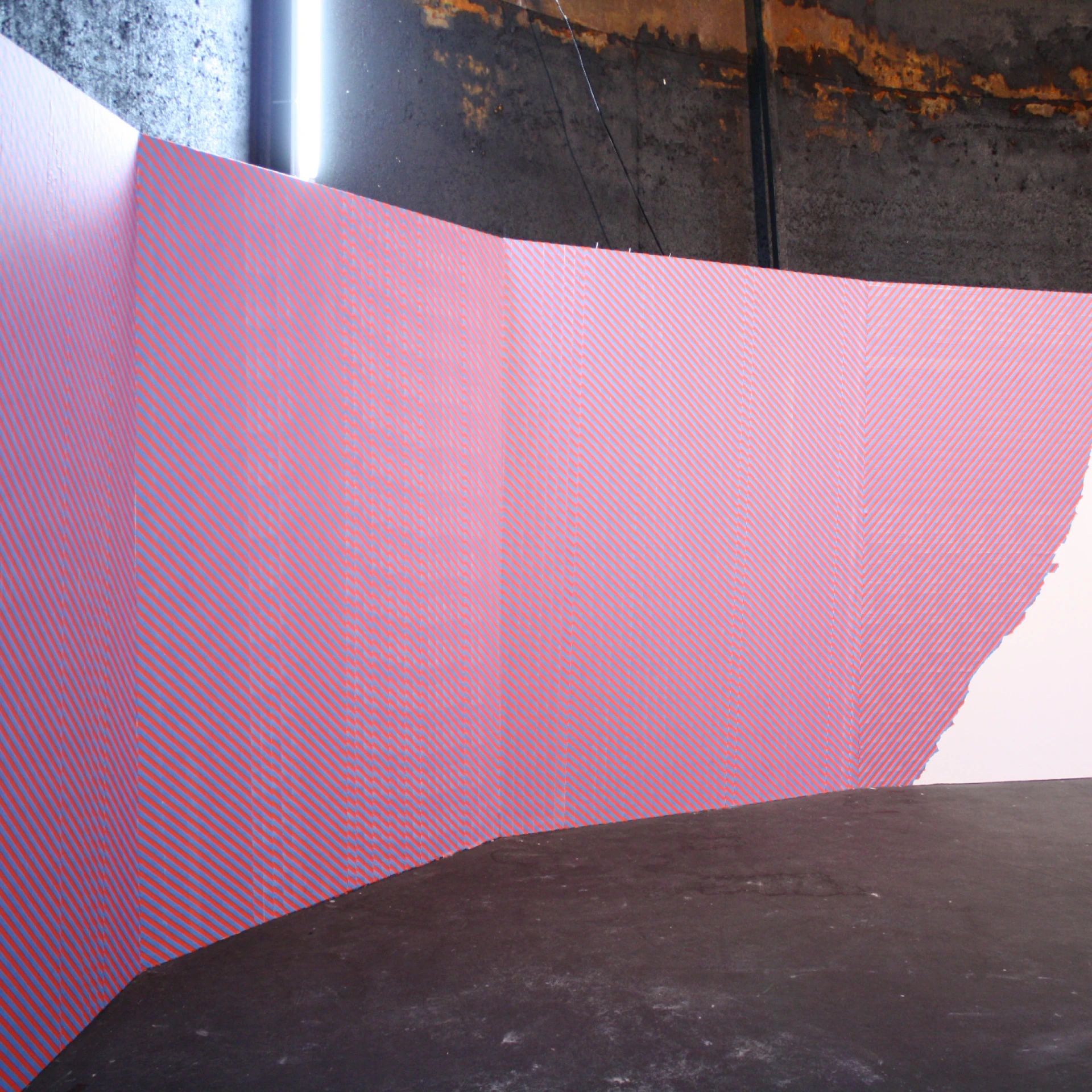 Installation im Gasometer, 2021, 250 x 2600 cm, Tape auf Stellwänden, Museum Modern Art, Hünfeld