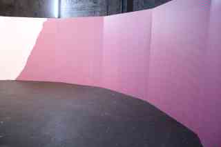 Installation im Gasometer, 2021, 250 x 2600 cm, Tape auf Stellwänden, Museum Modern Art, Hünfeld