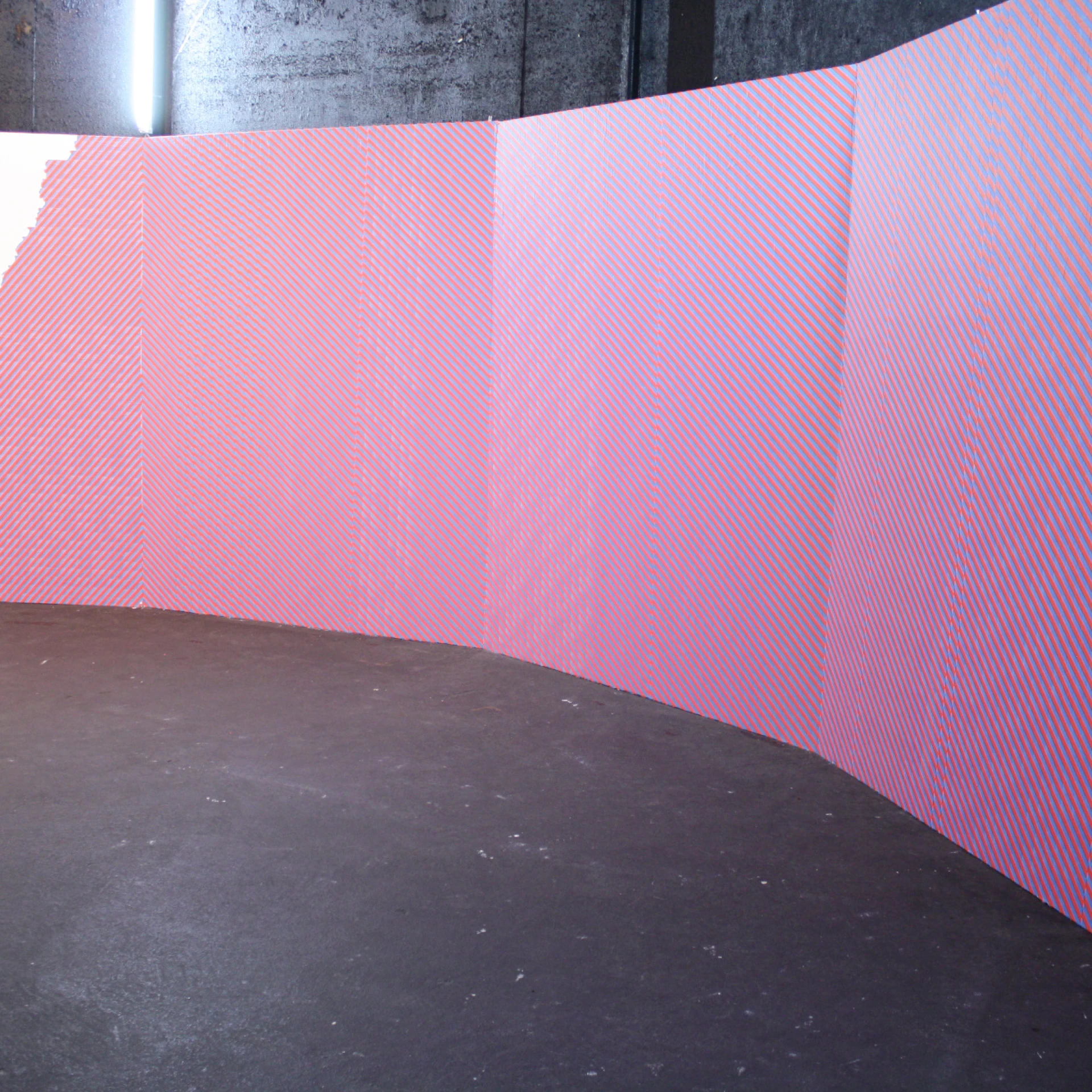 Installation im Gasometer, 2021, 250 x 2600 cm, Tape auf Stellwänden, Museum Modern Art, Hünfeld