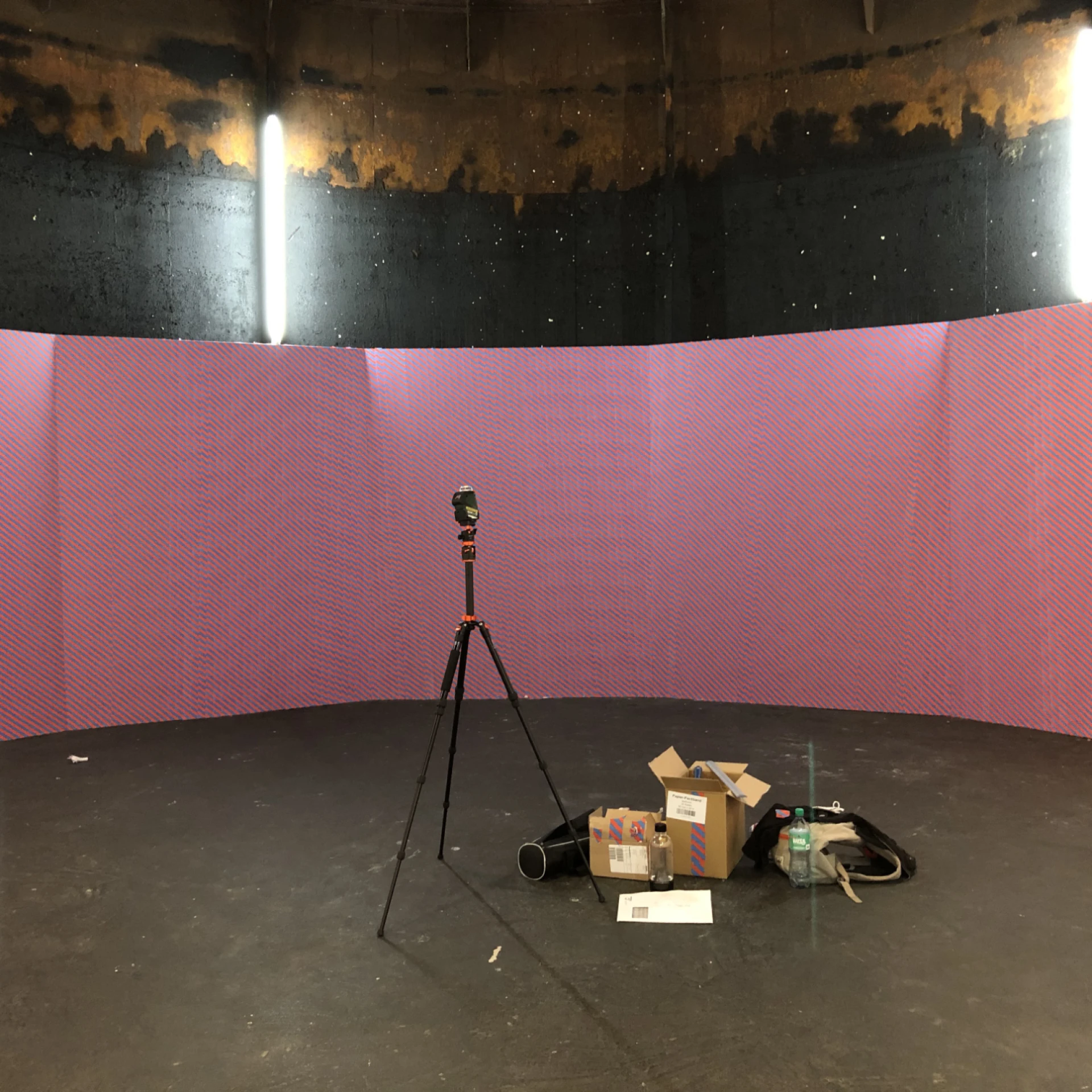 Installation im Gasometer, 2021, 250 x 2600 cm, Tape auf Stellwänden, Aufbau, Museum Modern Art, Hünfeld
