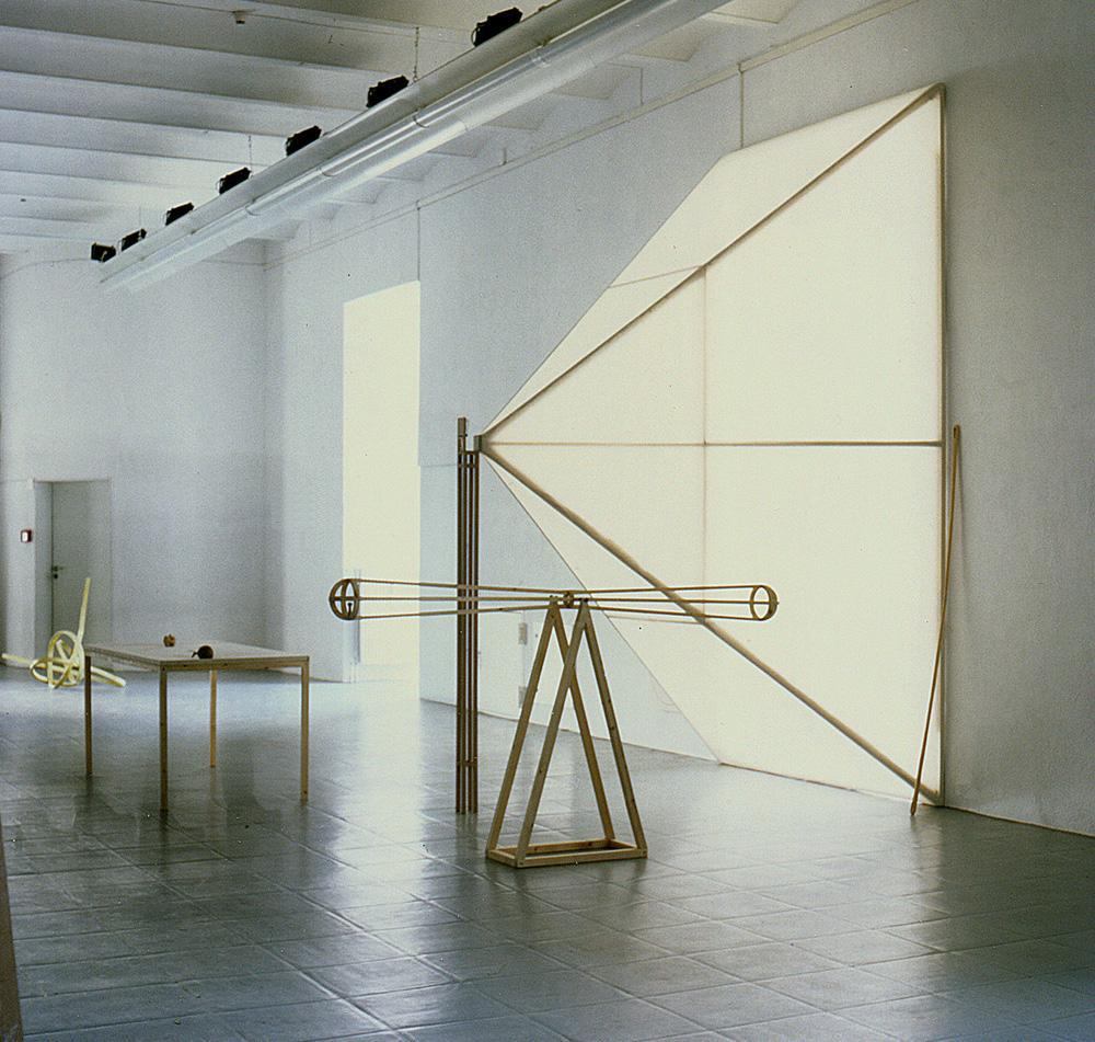 *Anordnung zur Vermengung zweier Größen II*, Nesselstoff, Kiefernholz, Fichtenholz, Transparentpapier, Mausefalle, MDF, Buchenholz, Spielfigur