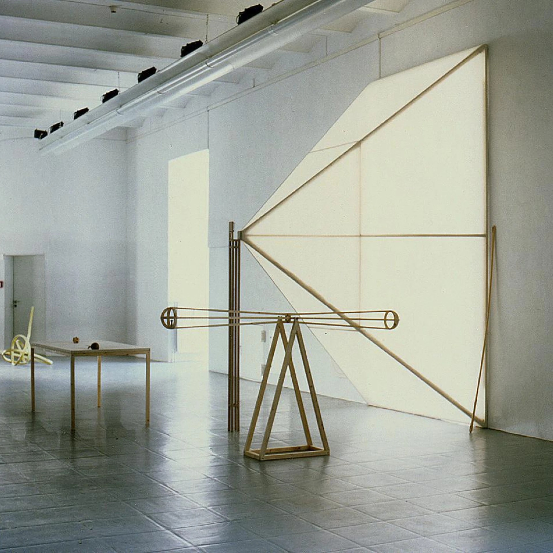 *Anordnung zur Vermengung zweier Größen II*, nettle fabric, pine wood, spruce wood, tracing paper, mousetrap, MDF, beech wood, play figure