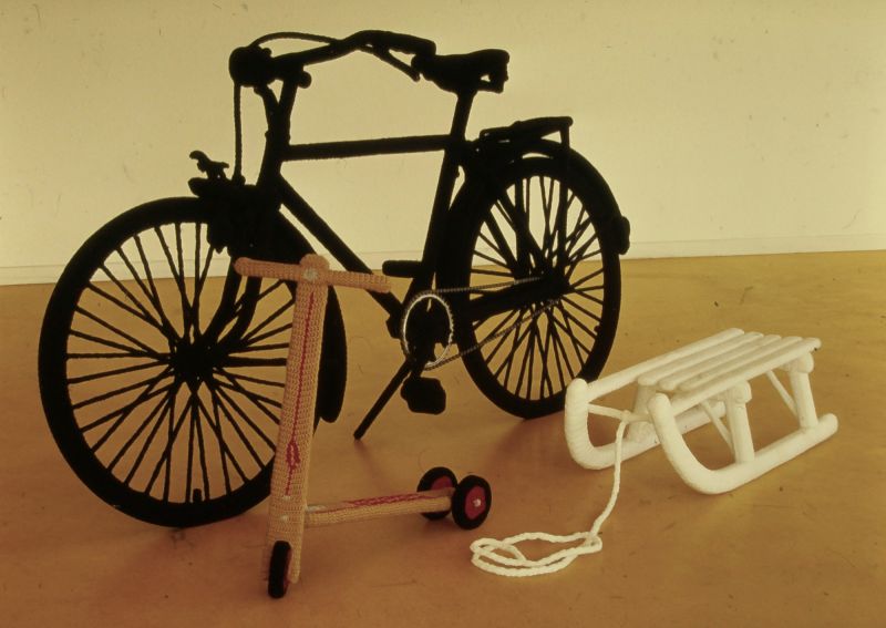 *Häkelarbeiten: Fahrrad, Schlitten, Roller*, 2000, Fahrrad (180 x 60 x 110 cm), Schlitten (82 x 35 x 22 cm), Roller (60 x 70 x 30 cm), Acrylgarn