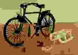 *Häkelarbeiten: Fahrrad, Schlitten, Roller*, 2000, bicycle (180 x 60 x 110 cm), sledge (82 x 35 x 22 cm), scooter (60 x 70 x 30 cm), acrylic yarn