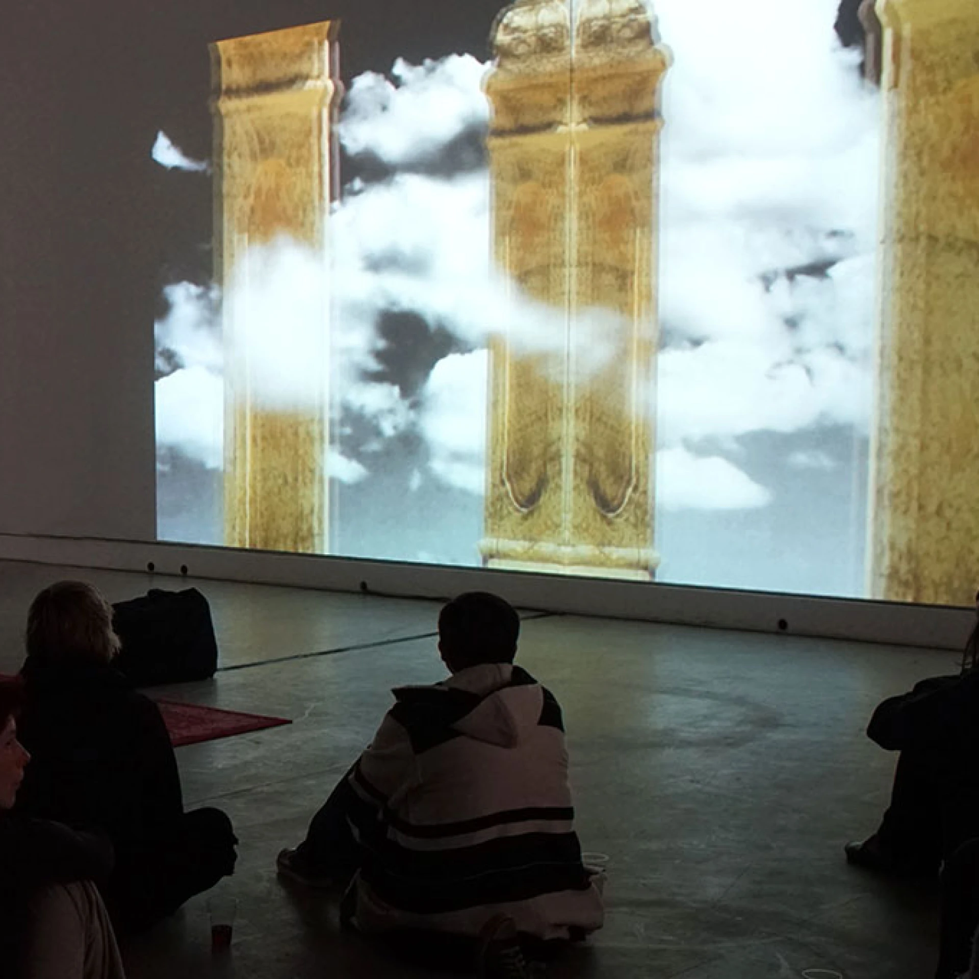 Relaxation Palace, 2017
Warmes Wachs schmiegt sich in die Fugen des Untergrunds. Relaxation Palace
Videoinstallation