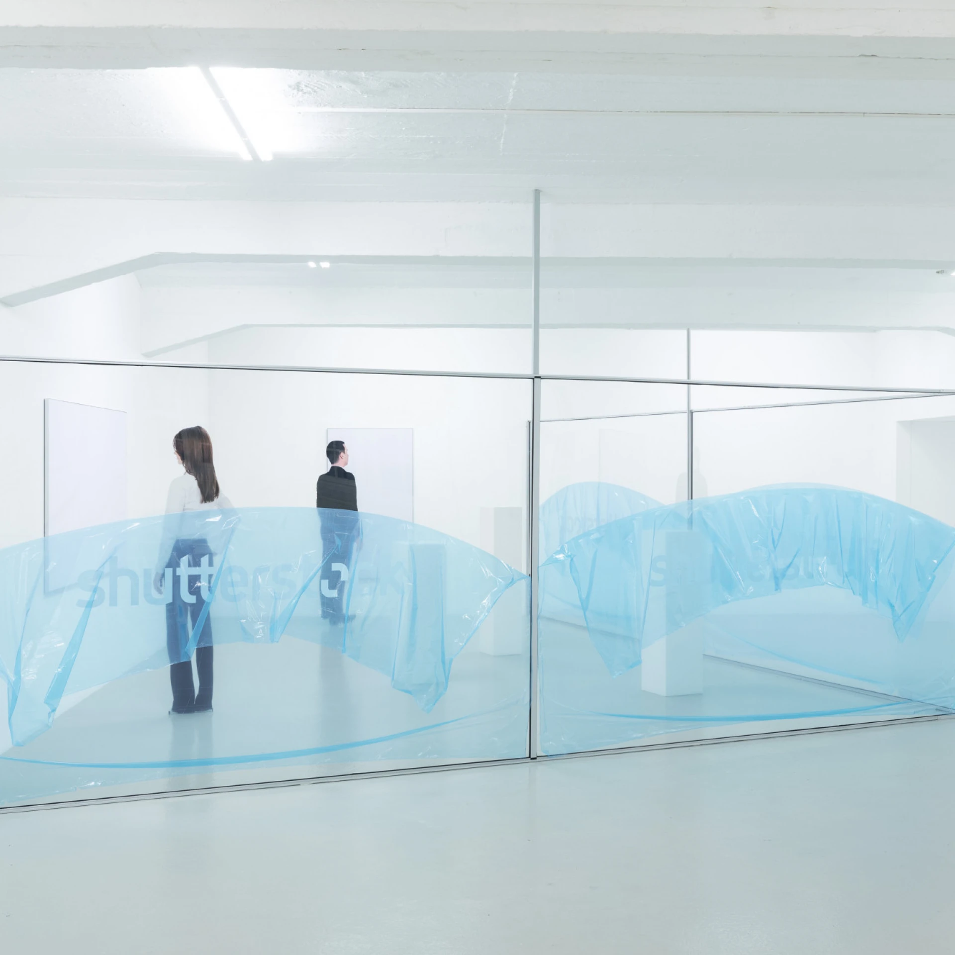 un_content, 2019
Wand mit Schriftzug in etched-glass-Optik, Acrylglas farblos XT 2 mm, 12 x 2 Meter
Messebau Textilspannrahmen, 16:9, 23 mm(Dekotex Messestoff / Druck uni weiß, unbedruckt, 210 gr./qm, matte Oberfäche, sehr kraftvolles Druckergebnis, B1 zertifziert)115 x 200 cm / 155 x 88 cm
3 Sockel, Holz, weiß lackiert 30 x 30 x 100 cm / 30 x 30 x 112 cm / 26 x 26 x 121 cm