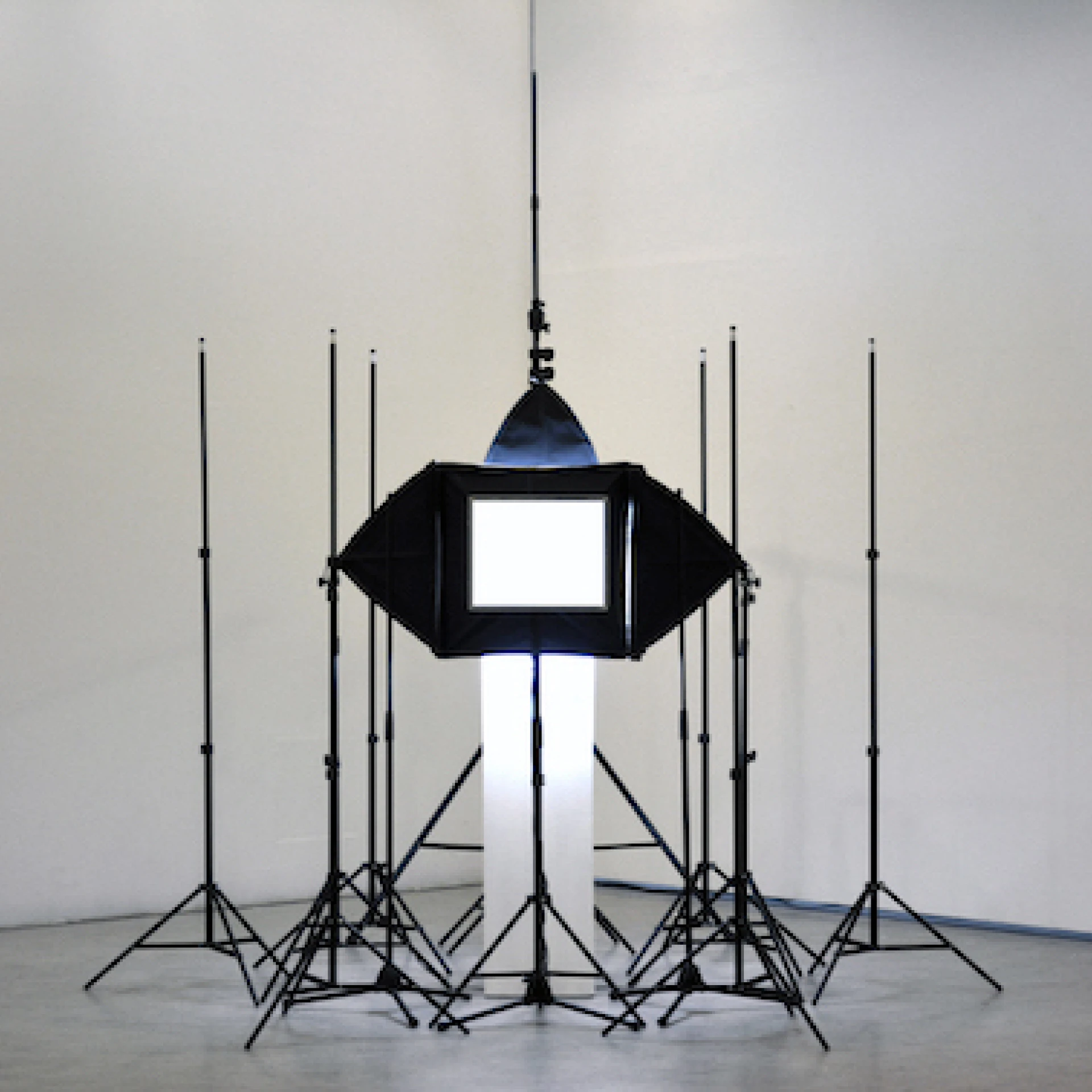 processed_work, 2014
Installationsstative, Video-Guide, Sockel, Studio-Softboxen, Webseite, Titelschilder