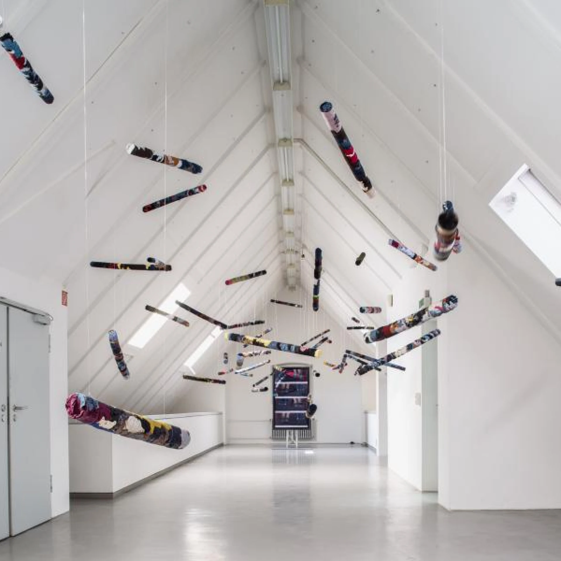 *Vor dem Stoß*, 2019,
55 Objekte aus gepressten Altkleidern, Nylonfaden, Video 1500 x 400 x 600 cm, Videoloop 12:14 Min.