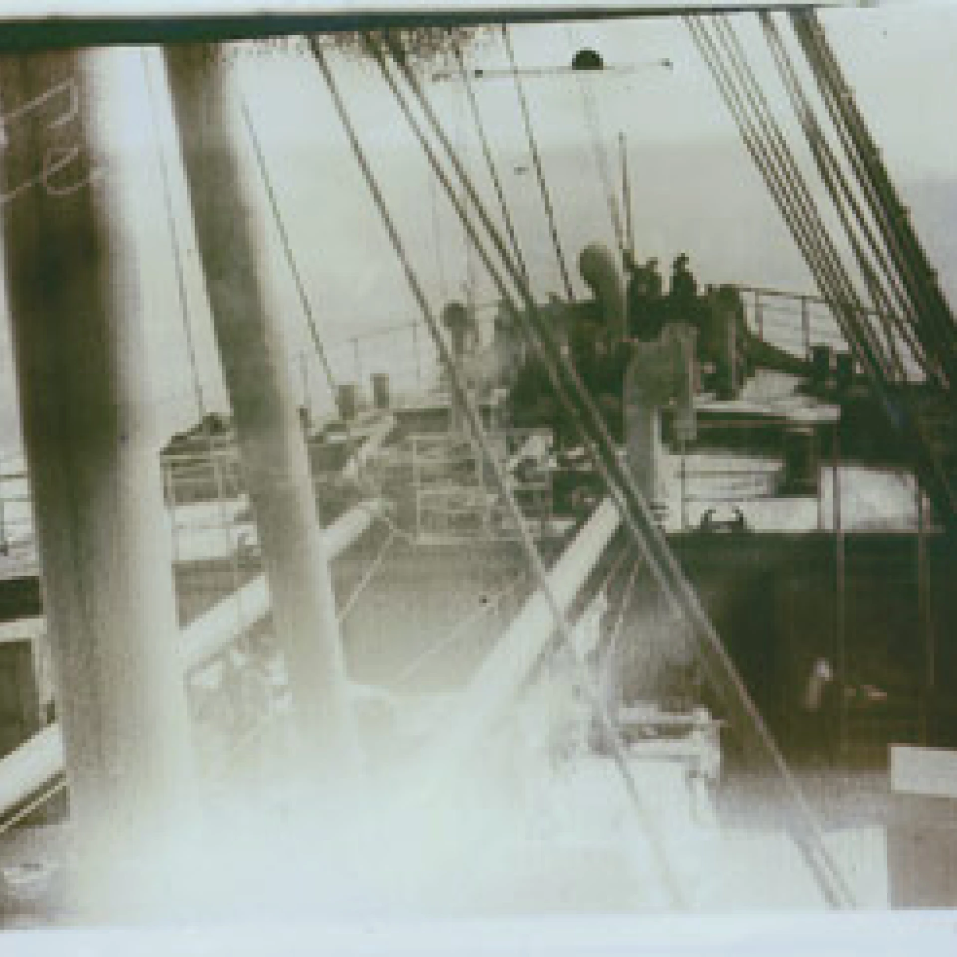 *Die Reise # 04*, 
Fotoinstallation, Ausstellungsansicht,
424 Fotos einer Reise aus dem Jahr 1904,
Passepartouts, Fotoalbum, Glaskasten