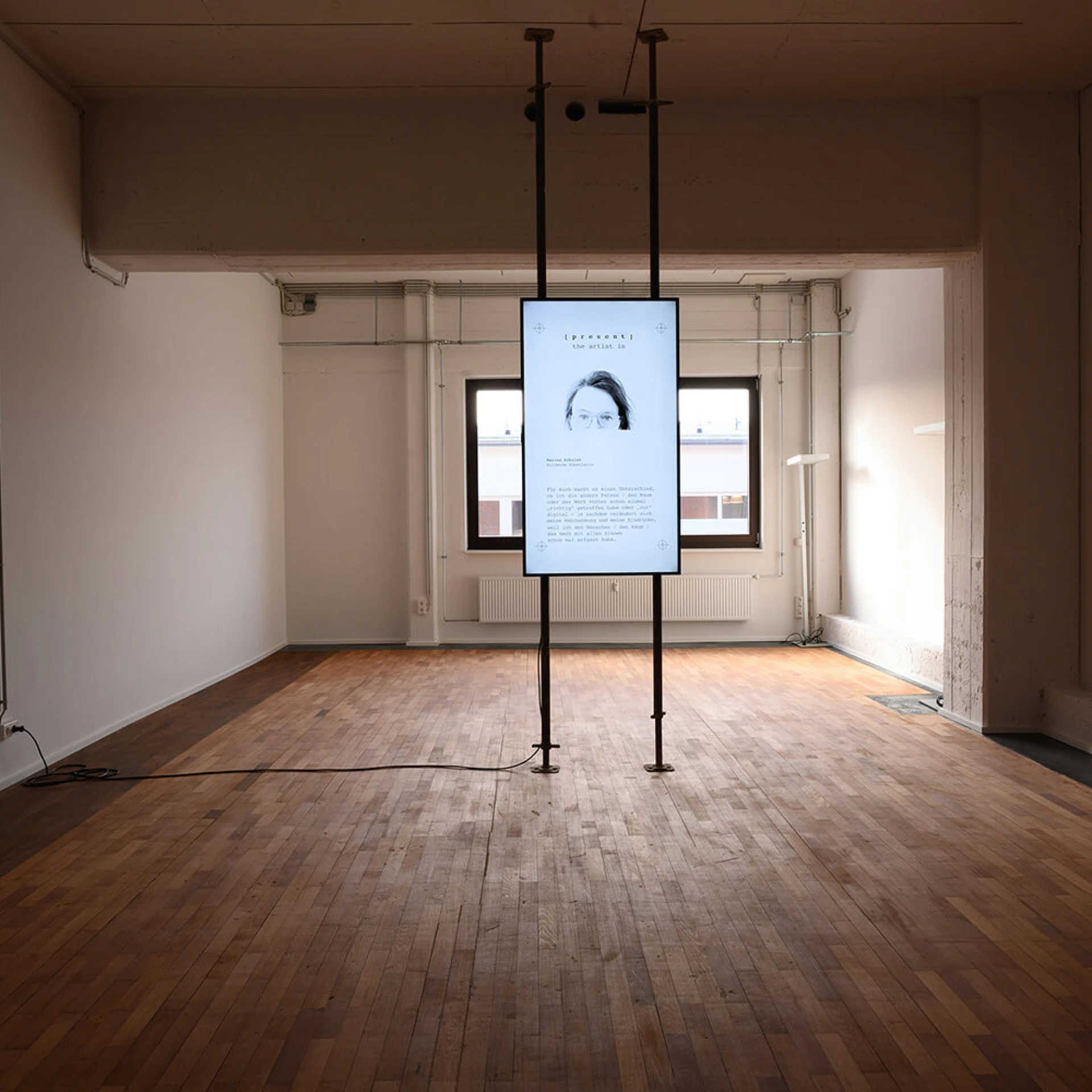*[ p r e s e n t ] the artist is*
Videoinstallation, 30 min., 2022
FPhoto: Kerstin Rolfes