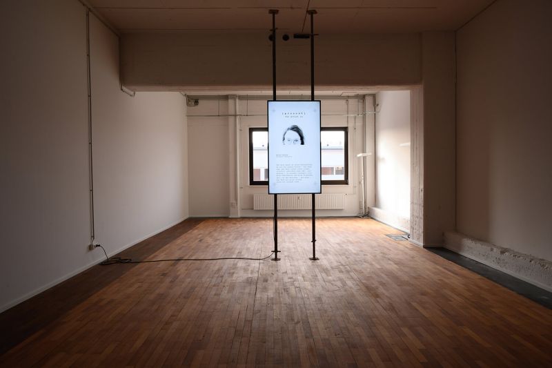 *[ p r e s e n t ] the artist is*
Videoinstallation, 30 min., 2022
Foto: Kerstin Rolfes