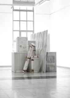 *Ich bin nicht da*, 2023, Bleistift auf Karton, Papier und Leinwand, Verpackungsmaterial, Städtische Galerie Lehrte, Foto Jens Weyers