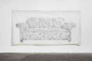 *Sofa*, 2013, Bleistift auf Leinwand, 136 x 270 cm, Foto Jens Weyers