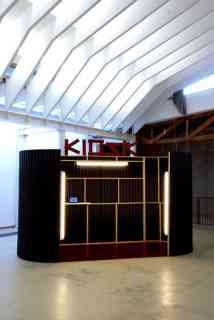 *Kiosk / Heimat*, 2005/07, PVC-Wellblech, Holz, Fotographie, 50 x 210 x 360 cm