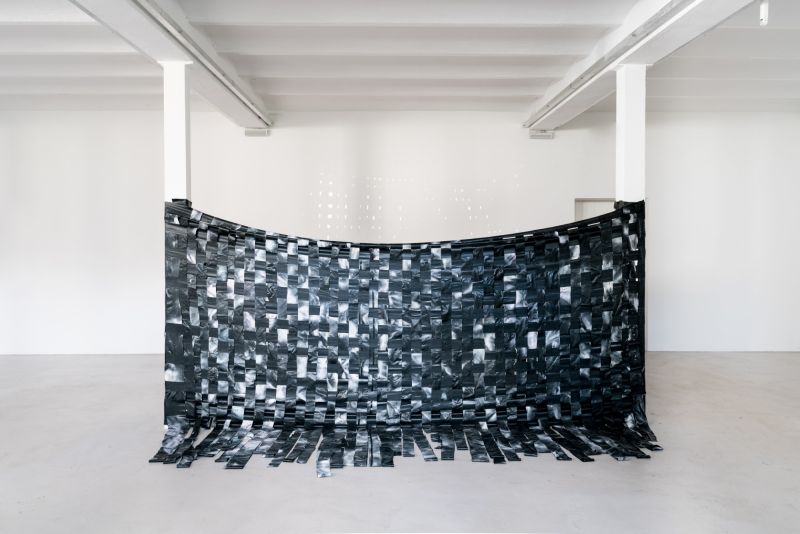 *Light rhizome*, 2020, 1,73 x 3,70 m, Teichfolie, Sprühlack (geflochten)