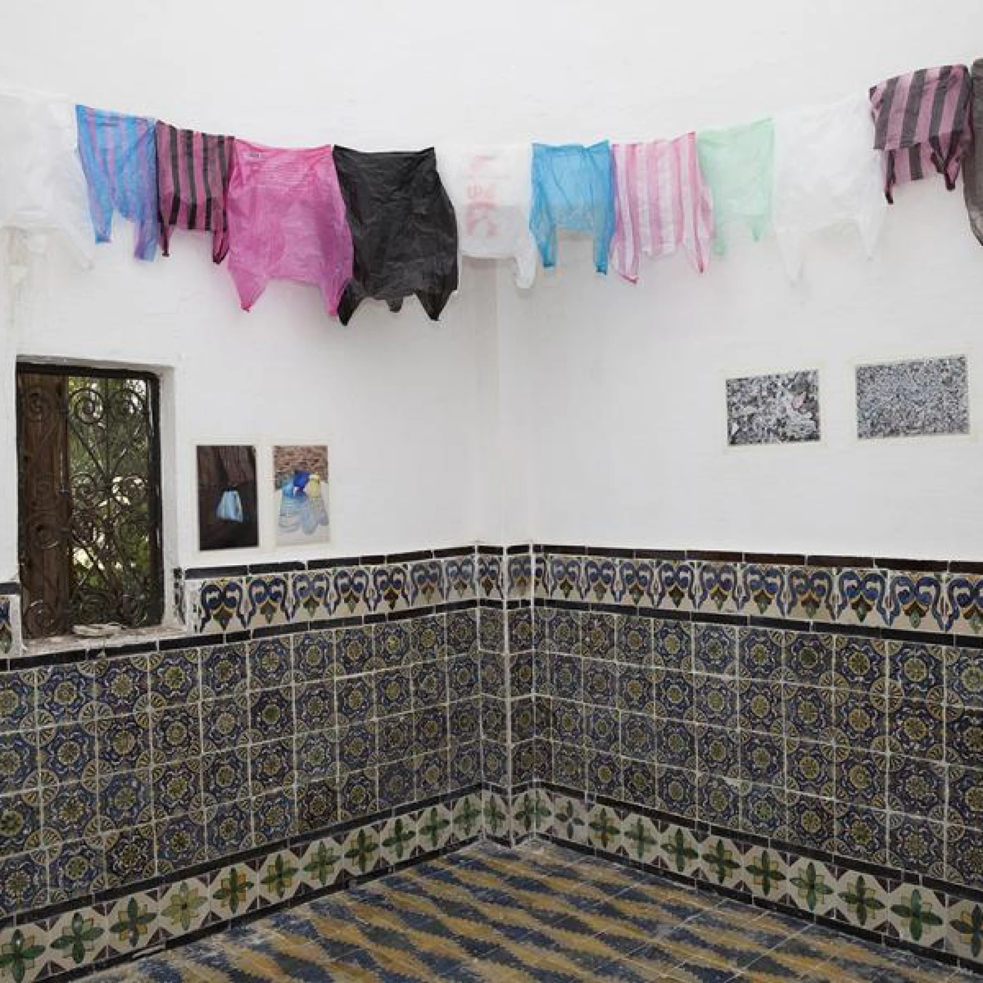 *Dialogic Research* , 2016
Objekte und Fotografien, je 30 x 20 cm, Ausstellungsansicht Dialogic Research, Dar Eyquem, Hammamet, Tunesien 2016