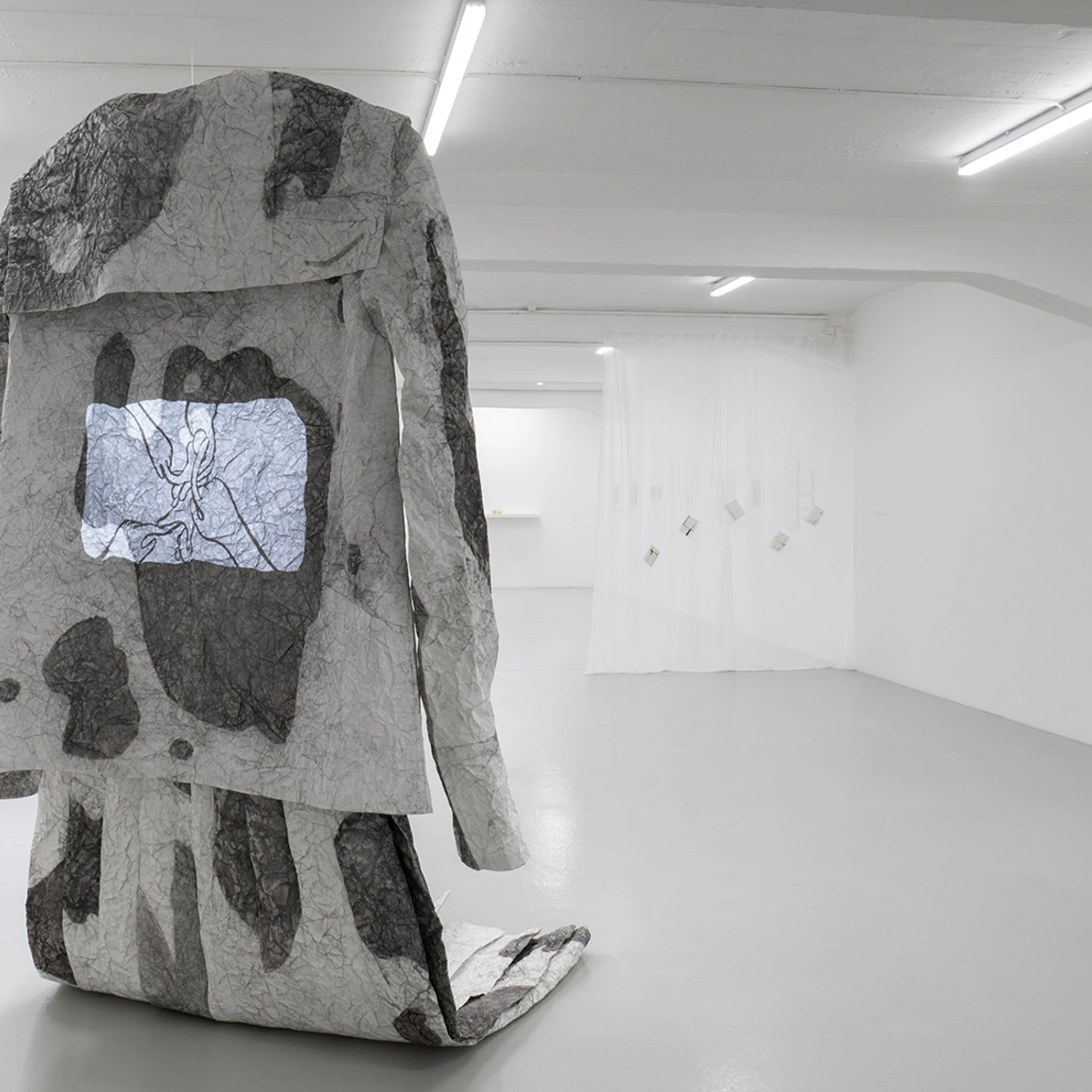 Ansicht der Ausstellung *Spuren*, 2025, Foto: Gabriela Valdespino