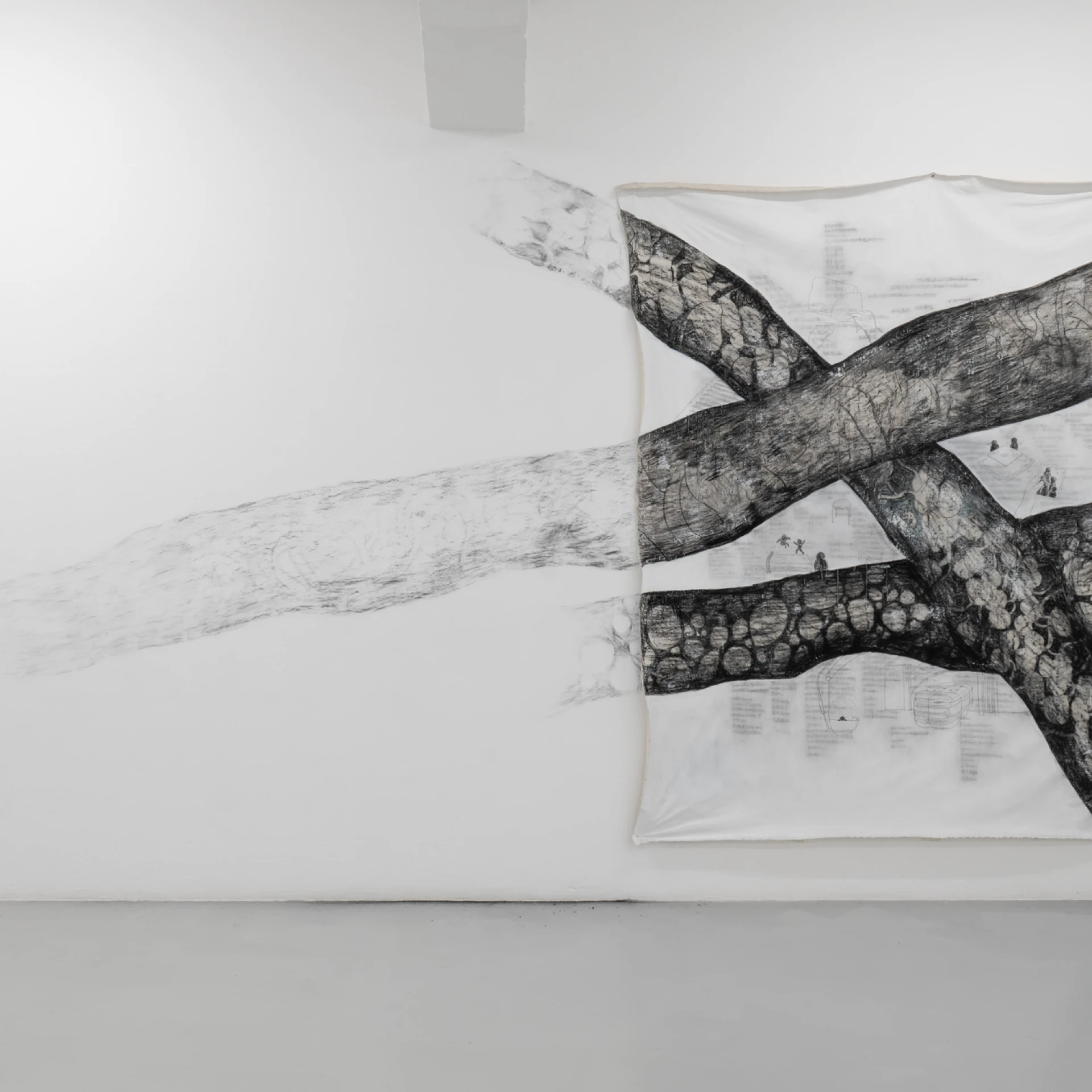 *Du brauchst nicht zu antworten*, 2025, Kohle und Pastel auf Leinwand
216 x 180 cm, Foto: Gabriela Valdespino
