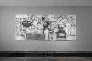 *Blurred*, 2024, Kohle auf Papier, 150 x 355 cm, Foto: Jens Weyers