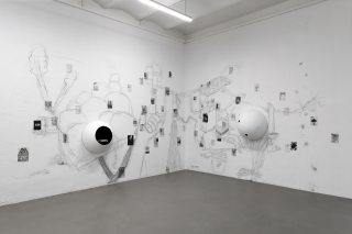 *Für immer*,  2025, Installation (Animation Spheres, Papiermaché, Mixed Media), Foto: Jens Weyers