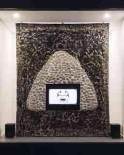 *Onigiri*, 2025, Installation mit Animation Onigiri, Acryl auf Leinwand, Keramik, 193 x 190 x 110 cm, Foto: Jens Weyers