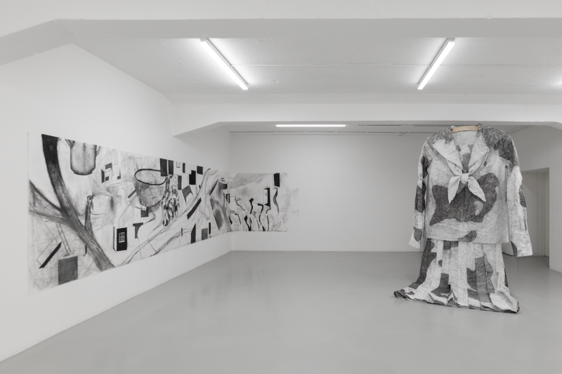 *uni*, 2025, Installation (Kohle auf Papier, Animation), 256 x 160 x 120 cm
*nacheinander*, 2025, Kohle auf Papier, 150 x 755 cm
Foto: Gabriela Valdespino