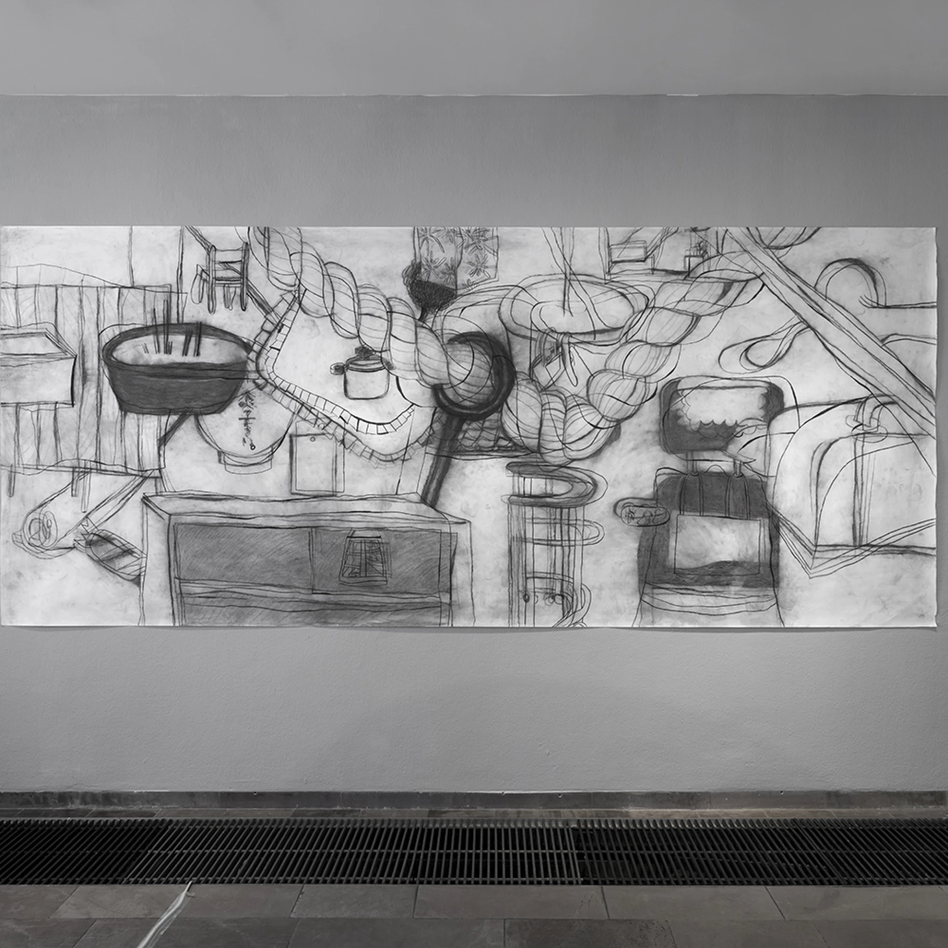 *Blurred*, 2024, Kohle auf Papier, 150 x 355 cm, Foto: Jens Weyers